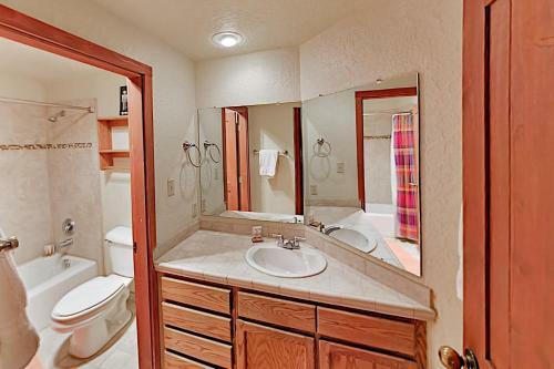 Apartamento Chic Forest-view Condo With Balcony - Near Slopes! Condo