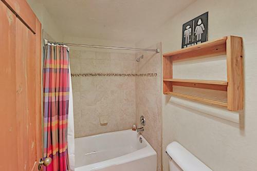 Apartamento Chic Forest-view Condo With Balcony - Near Slopes! Condo