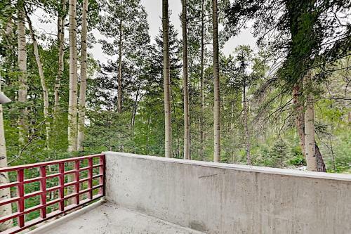 Apartamento Chic Forest-view Condo With Balcony - Near Slopes! Condo