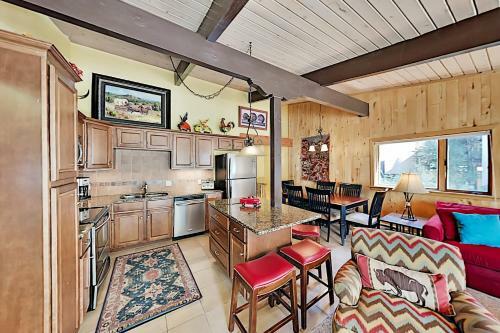 Apartamento Updated Mountainside Condo With Hot Tub Condo