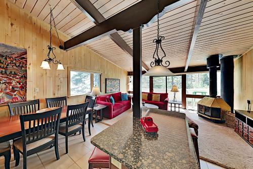 Apartamento Updated Mountainside Condo With Hot Tub Condo