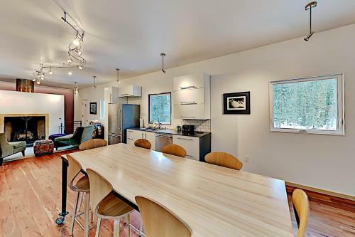 Modern Home - Sunroom, Big Views - Walk To Lift Home