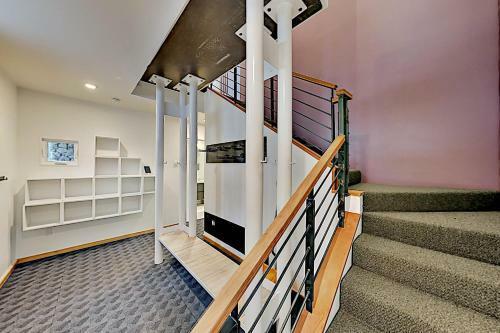 Modern Home - Sunroom, Big Views - Walk To Lift Home