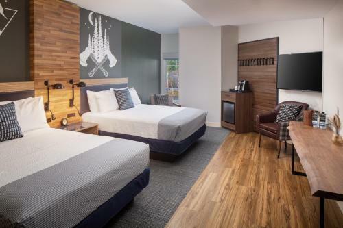 Hotel Saranac Waterfront Lodge