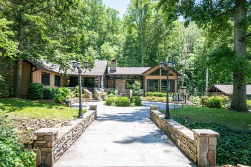 Cool Stream Lodge Cabin