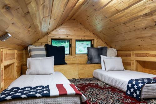 Cool Stream Lodge Cabin