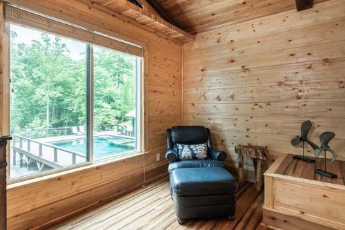 Cool Stream Lodge Cabin