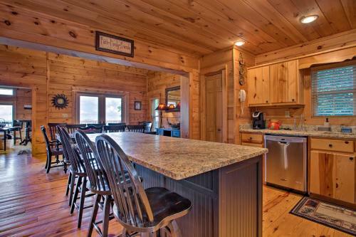 House Of Views In Beech Mountain With Hot Tub, Deck