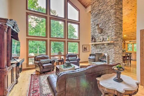 Lavish Beech Mountain Ski Cabin With Hot Tub!