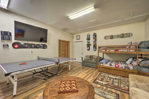 Lavish Beech Mountain Ski Cabin With Hot Tub!