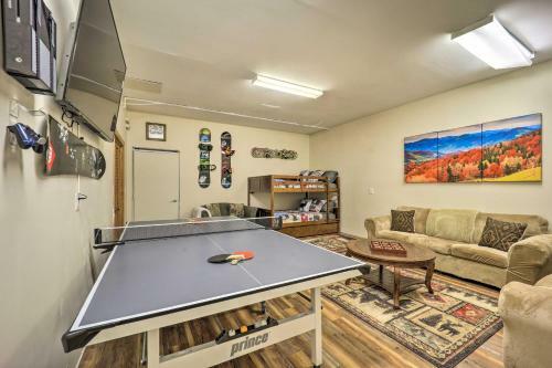 Lavish Beech Mountain Ski Cabin With Hot Tub!