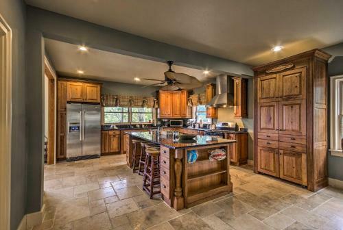Heavenly Mountain Retreat - 4 Miles To Downtown!