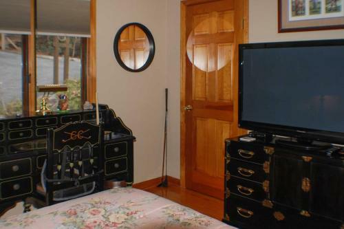 Deluxe Lakefront Mtn Escape With Club Amenities