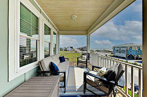 Chic Coastal Home With Pool, Ocean Views, Near Beach Home