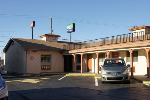 Hotel Royalinn & Suites