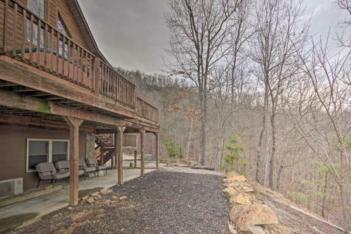 Southern Comfort Cabin With Hot Tub And Pool Table