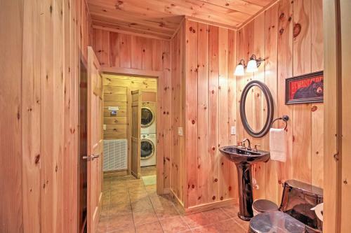Southern Comfort Cabin With Hot Tub And Pool Table