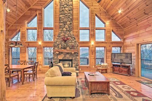Southern Comfort Cabin With Hot Tub And Pool Table