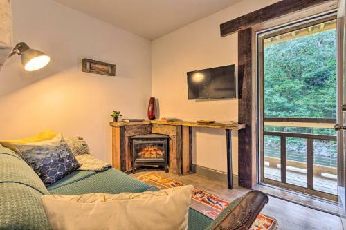 Apartamento Renovated Riverfront Retreat With Deck And Views