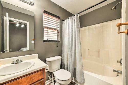 Pet-friendly Retreat With Yard About 8 Mi To Dtwn!