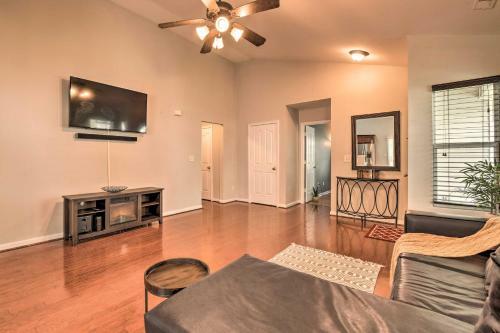 Pet-friendly Retreat With Yard About 8 Mi To Dtwn!