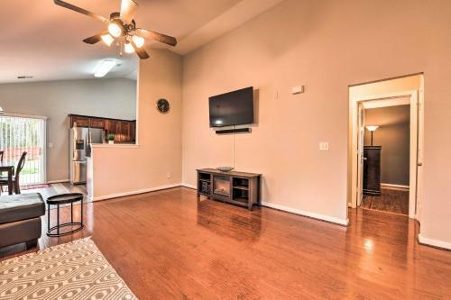 Pet-friendly Retreat With Yard About 8 Mi To Dtwn!