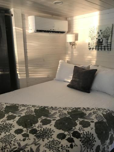 Lakefront Property Two Bedroom #37 At Long Cove Resort