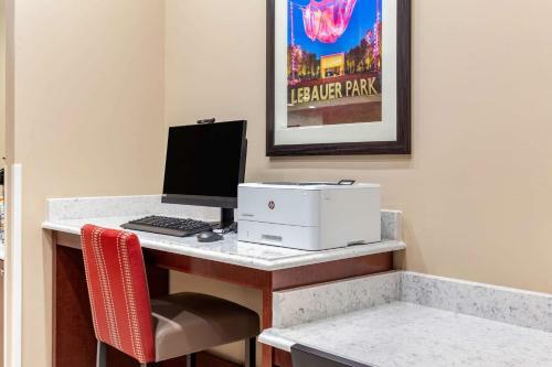 Hotel Comfort Suites Greensboro Airport