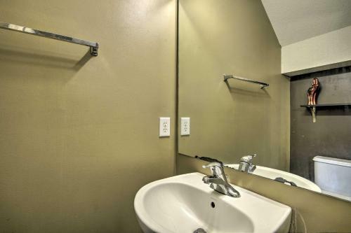 Greensboro Getaway With Patio About 7 Mi To Downtown