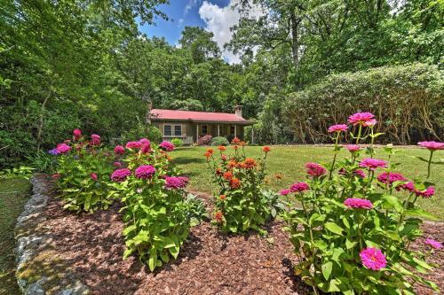 Charming Cottage With Deck - 1 5 Mi To Downtown