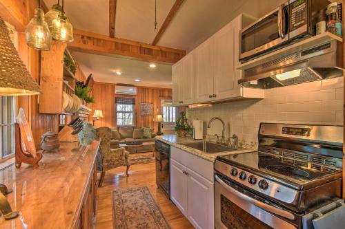 Charming Cottage With Deck - 1 5 Mi To Downtown