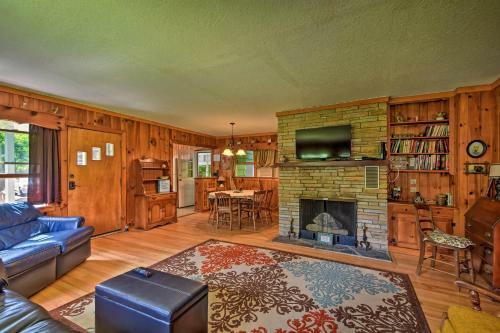 Rolling Acres Highlands Cabin With Fire Pit!