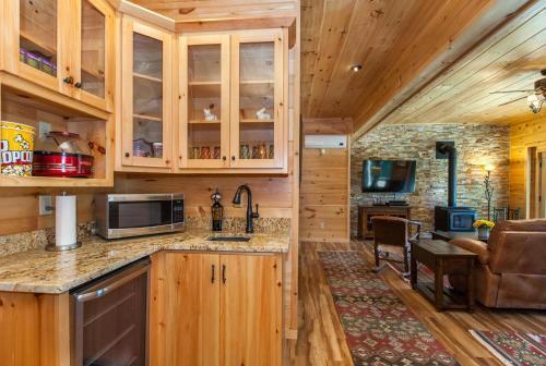 Mountain-view Cabin Retreat With Hot Tub & Firepit Cabin