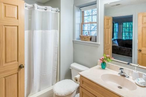 Fox Den - Lush Forest Retreat - Patio & Trails Home