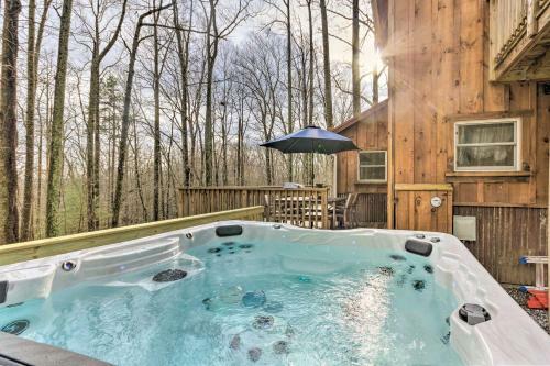 Hendersonville Cabin With Hot Tub And Fire Pit!