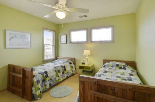 4045 - Sand In My Shoes