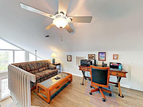 Apartamento New Listing! Pelican Perch - Walk To Beach Home