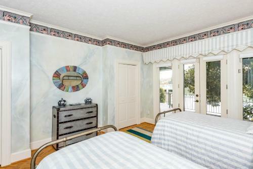 Magnificant & Private Lakefront Estate Home