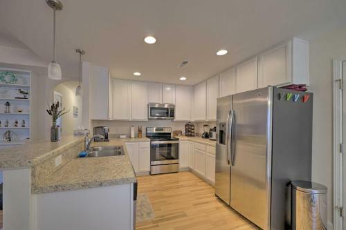 Modern Oak Island Home, 1 Mile To The Beach!