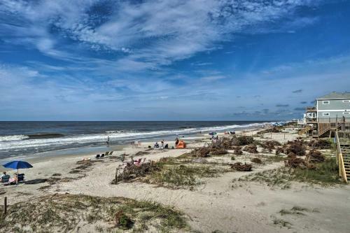 Modern Oak Island Home, 1 Mile To The Beach!