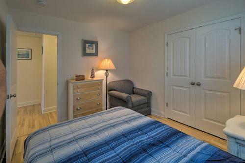 Modern Oak Island Home, 1 Mile To The Beach!