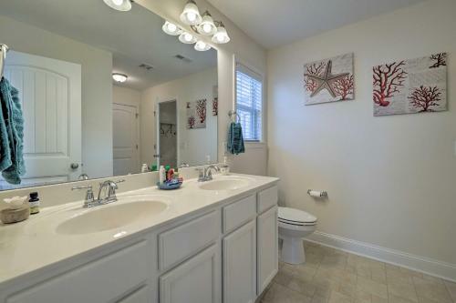 Modern Oak Island Home, 1 Mile To The Beach!