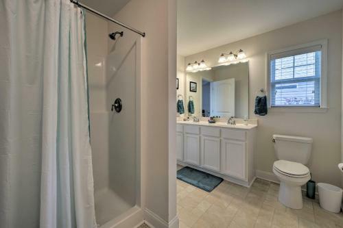 Modern Oak Island Home, 1 Mile To The Beach!