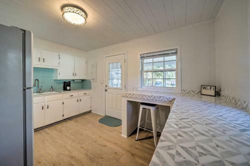 Modern Oak Island Cottage Less Than 3 Miles To Pier!