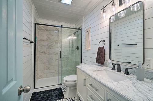 Modern Oak Island Cottage Less Than 3 Miles To Pier!