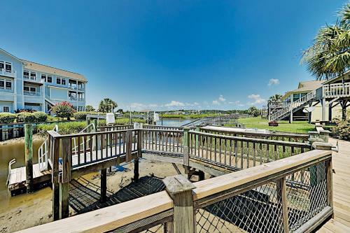 Canal Dream Home With Private Dock & Crow's Nest Home