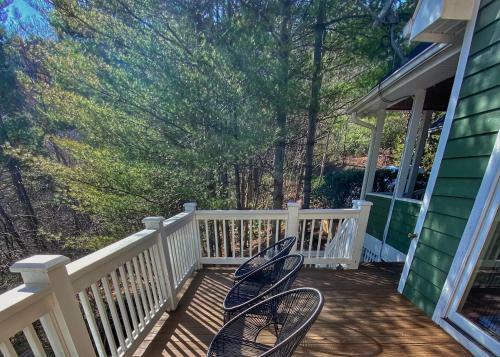 Custom-built Mountain Retreat - 3 Acres & Hot Tub Home