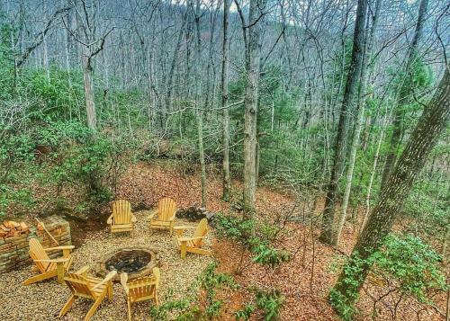 Custom-built Mountain Retreat - 3 Acres & Hot Tub Home