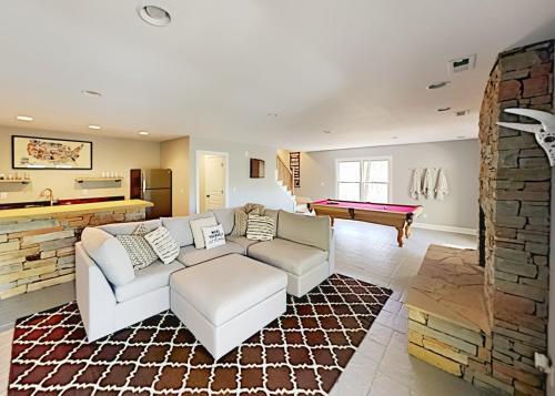 Custom-built Mountain Retreat - 3 Acres & Hot Tub Home