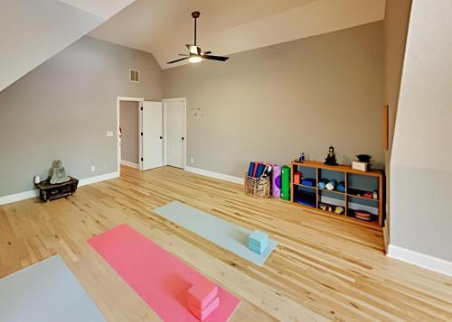 Custom-built Mountain Retreat - 3 Acres & Hot Tub Home